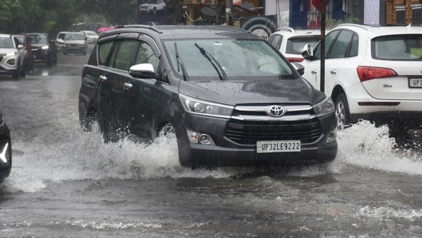राजधानी में शनिवार को भी बारिश का सिलसिला चला। राजधानी में शनिवार को भी बारिश का सिलसिला चला।
