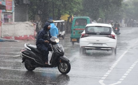 राजधानी में शनिवार को भी बारिश का सिलसिला चला। राजधानी में शनिवार को भी बारिश का सिलसिला चला।