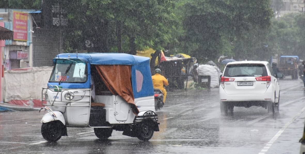 राजधानी में शनिवार को भी बारिश का सिलसिला चला। राजधानी में शनिवार को भी बारिश का सिलसिला चला।