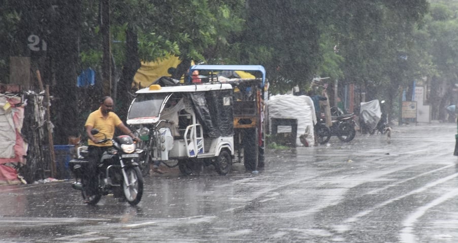 राजधानी में शनिवार को भी बारिश का सिलसिला चला। राजधानी में शनिवार को भी बारिश का सिलसिला चला।