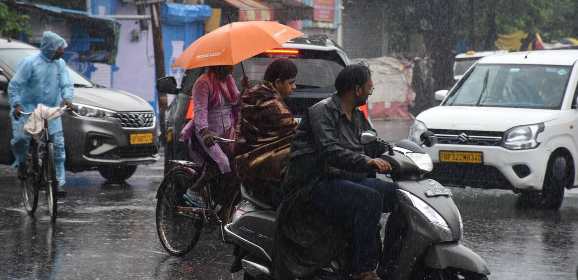 राजधानी में शनिवार को भी बारिश का सिलसिला चला। राजधानी में शनिवार को भी बारिश का सिलसिला चला।