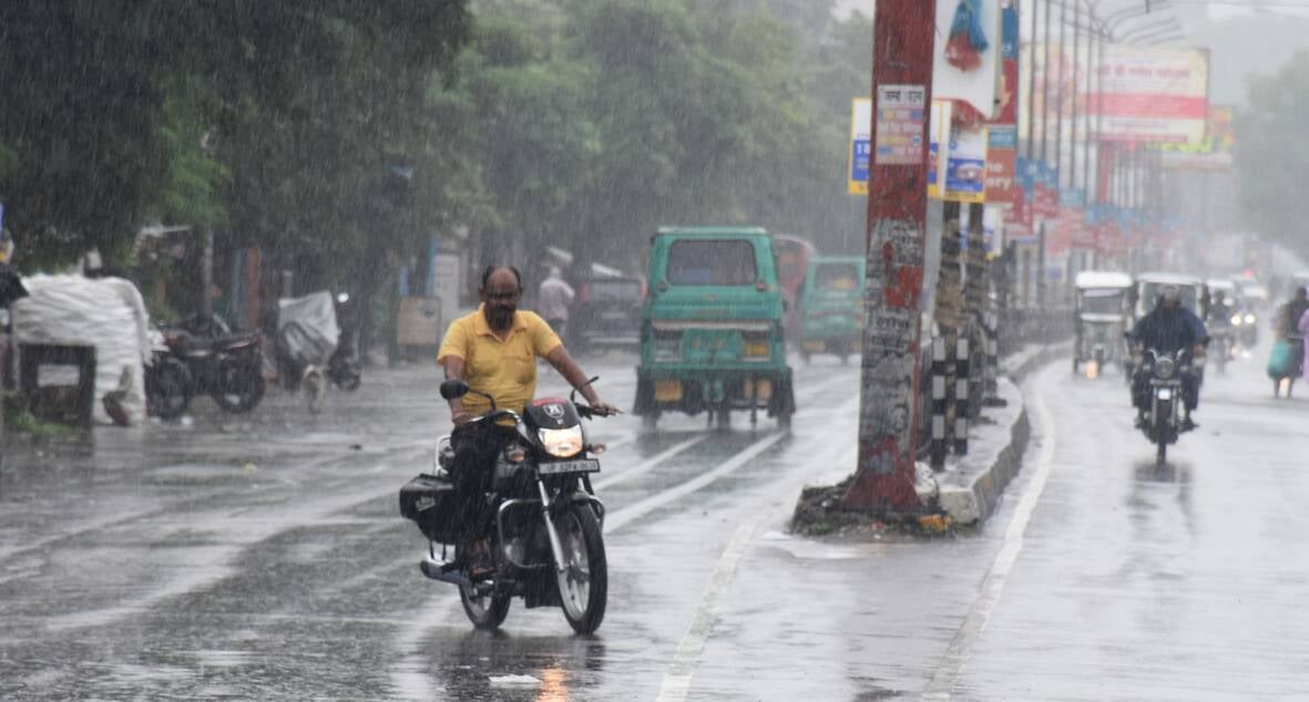 राजधानी में शनिवार को भी बारिश का सिलसिला चला। राजधानी में शनिवार को भी बारिश का सिलसिला चला।