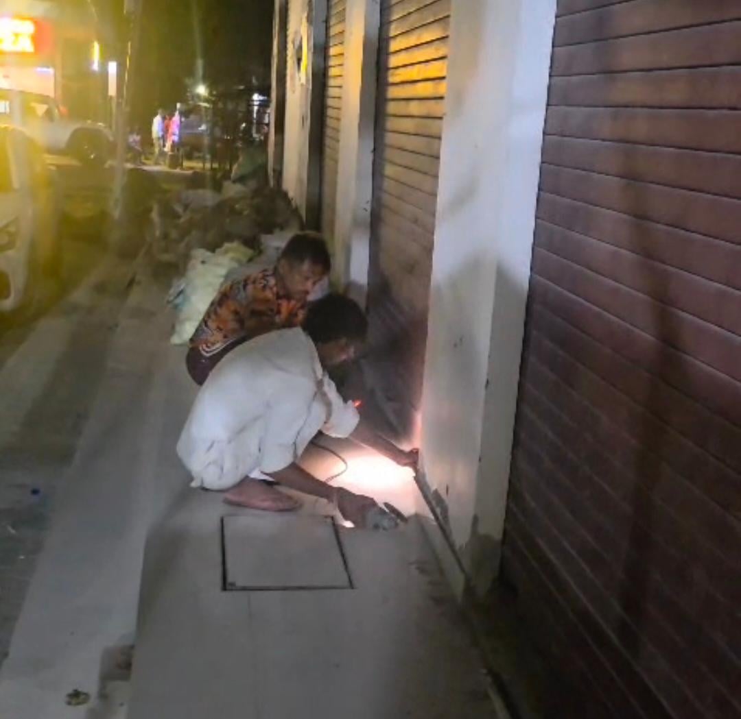 सील दुकान का ताला काटने के नगर पंचायत ने लगाया दूसरा ताला स्रोत संवाद