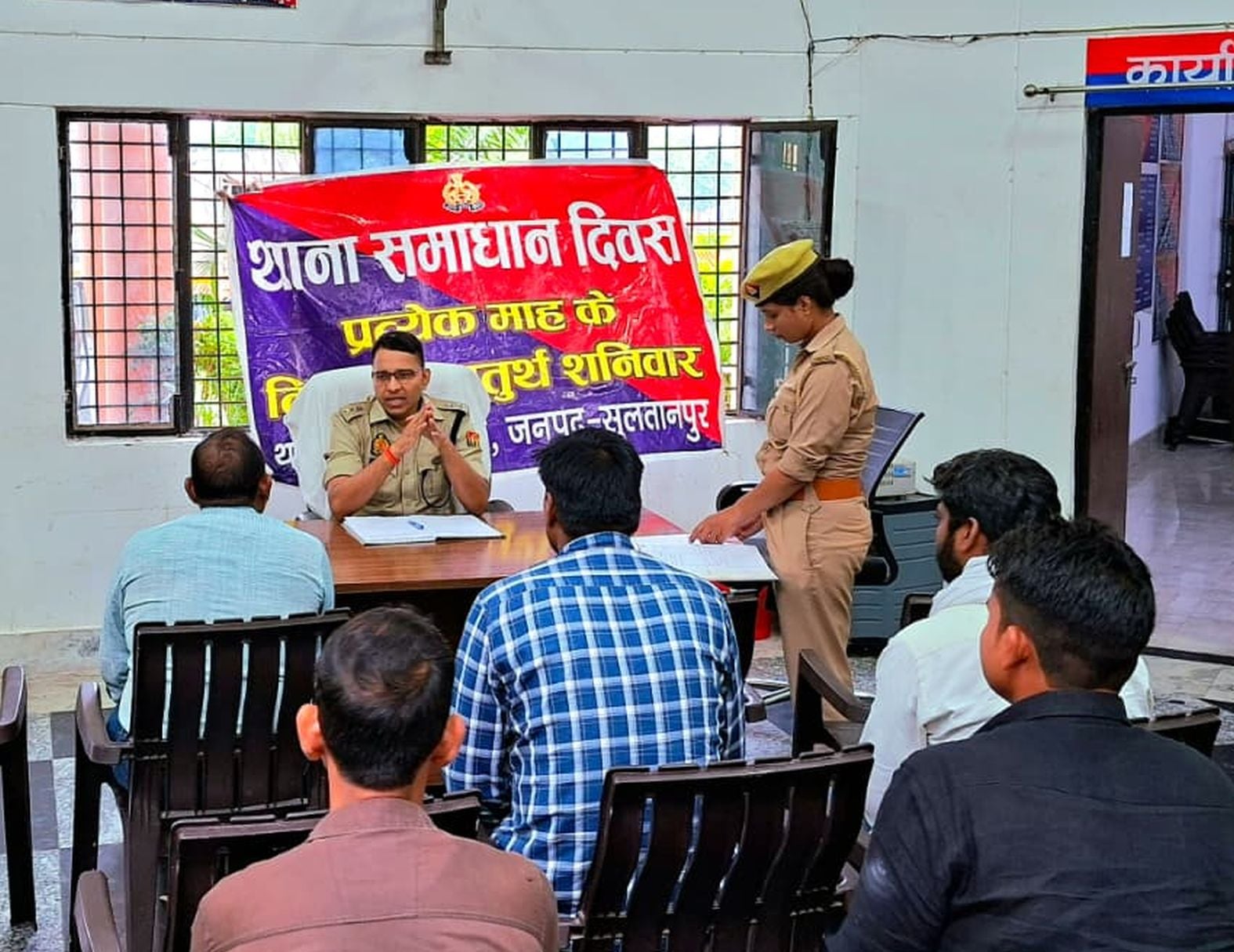 समाधान दिवस में फरियाद सुनते अधिकारी समाधान दिवस में फरियाद सुनते अधिकारी