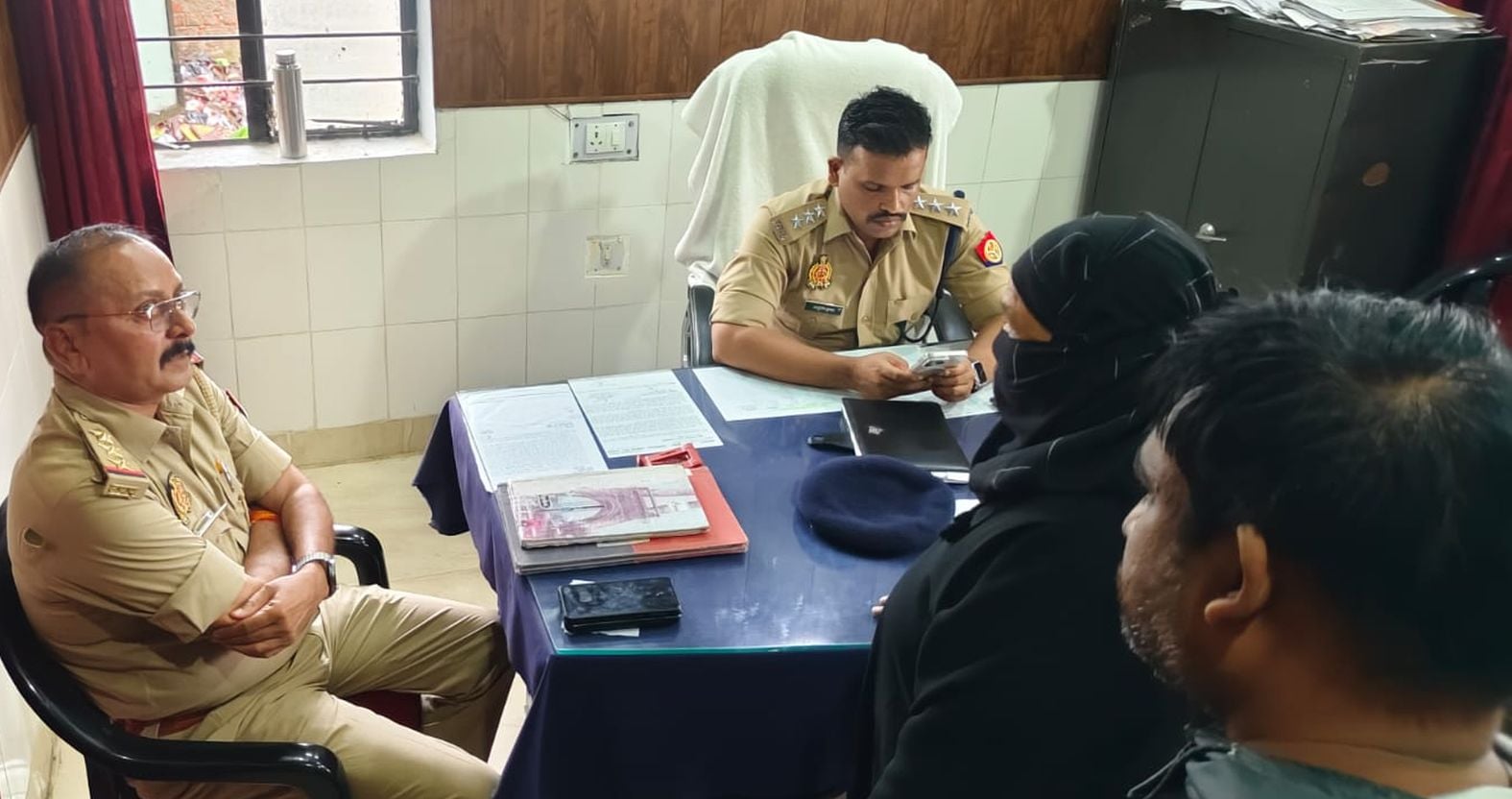 समाधान दिवस में फरियाद सुनते अधिकारी समाधान दिवस में फरियाद सुनते अधिकारी