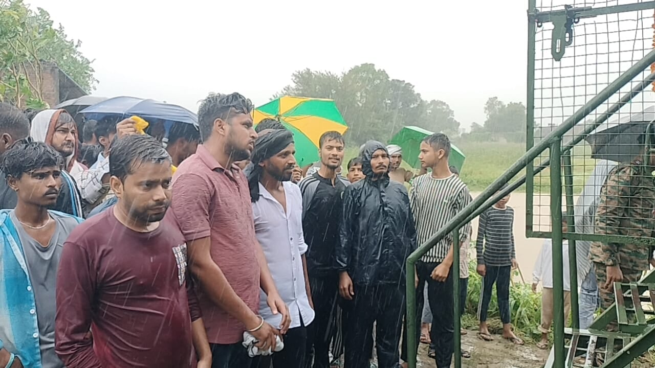 सेना गाड़ी में अवशेष लेकर बैठे सेना के जवान। संवाद
