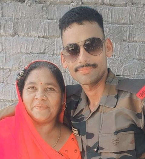 सेना गाड़ी में अवशेष लेकर बैठे सेना के जवान। संवाद