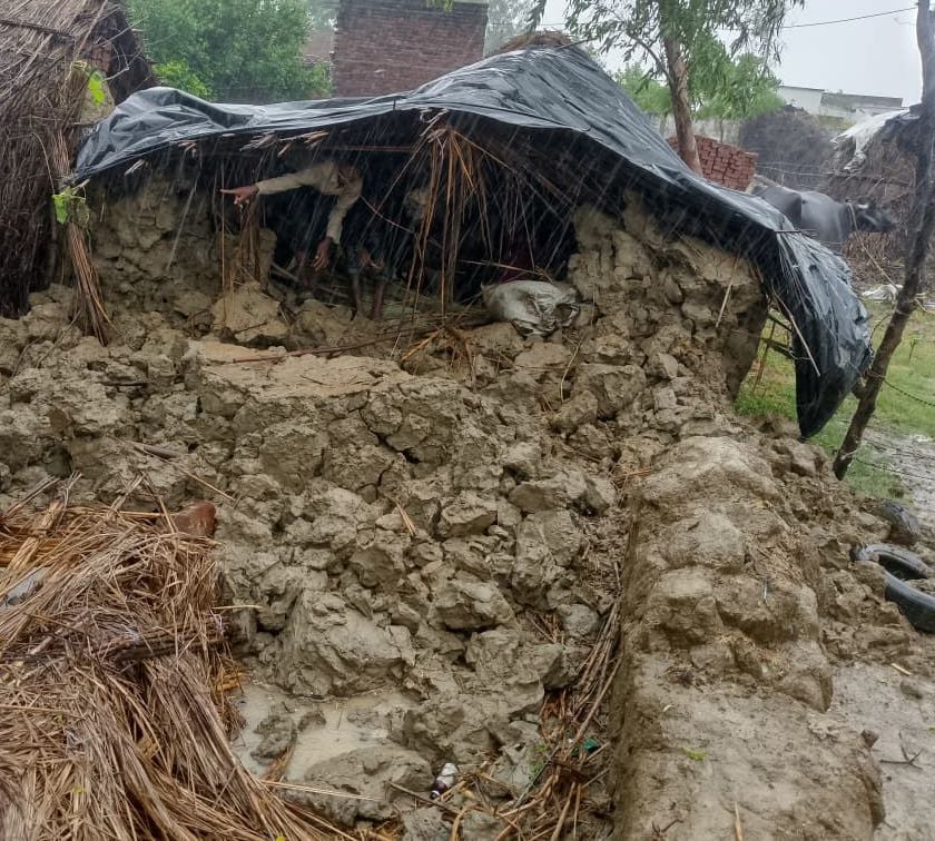 सिरसौली गांव में गिरा गरीब का मकान। स्रोत ग्रामीण