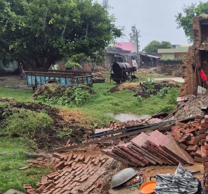 सिरसौली गांव में गिरा गरीब का मकान। स्रोत ग्रामीण