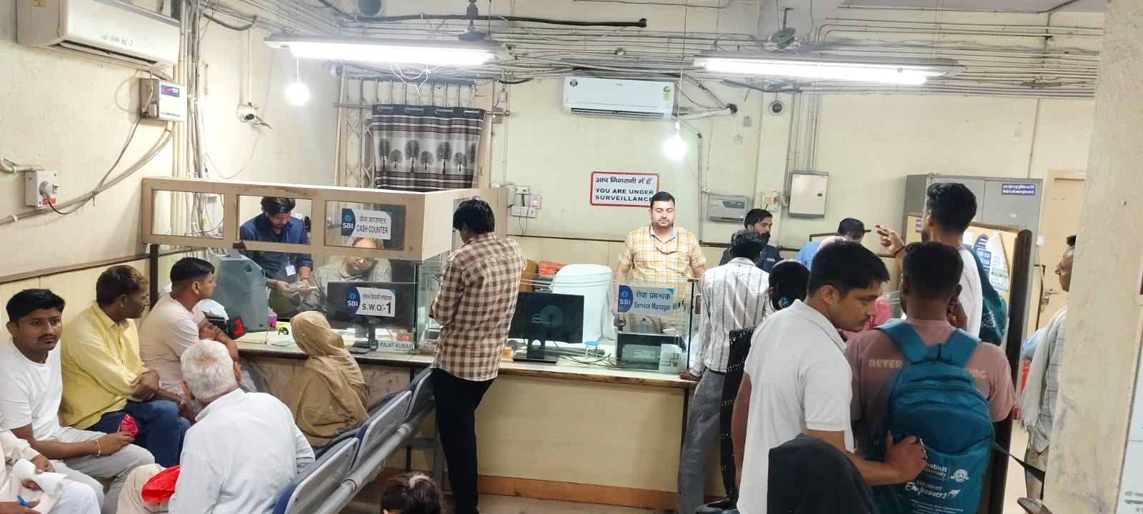 शामली में बैंक में काले कपड़े पहनकर प्रदर्शन करते बैंक कर्मचारी। स्रोत संगठन शामली में बैंक में काले कपड़े पहनकर प्रदर्शन करते बैंक कर्मचारी। स्रोत संगठन