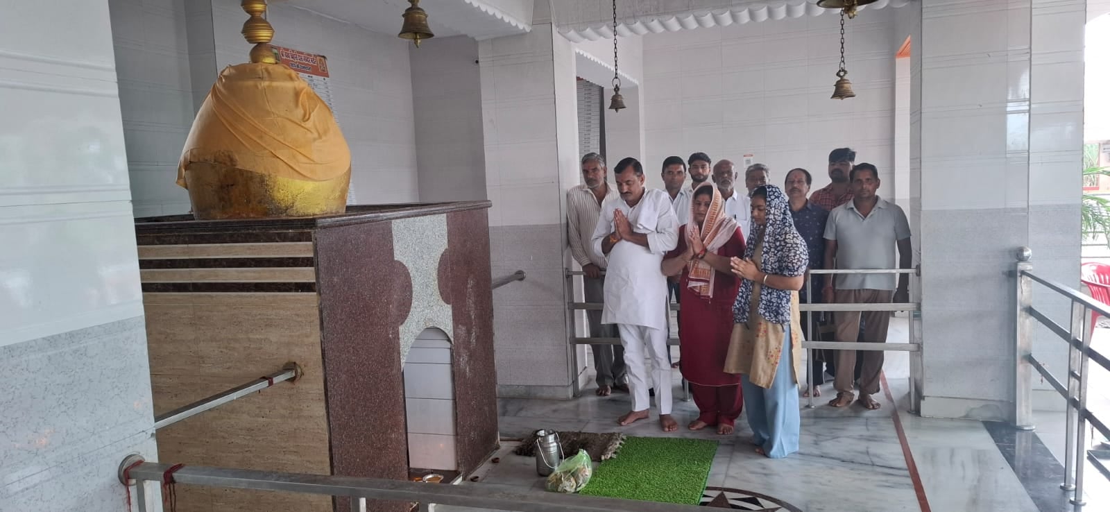 दौराला - बाबा बिहारी दास मंदिर में श्रद्धालुओं को भंडारे का प्रसाद वितरित करते विनीत भराला। स्र दौराला - बाबा बिहारी दास मंदिर में श्रद्धालुओं को भंडारे का प्रसाद वितरित करते विनीत भराला। स्र