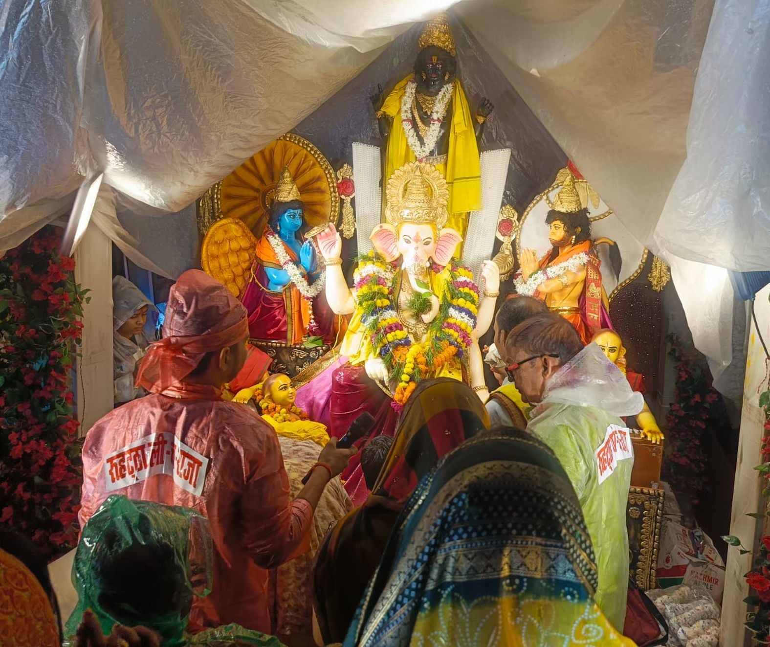 विसर्जन के लिए जाती गणपति प्रतिमा विसर्जन के लिए जाती गणपति प्रतिमा