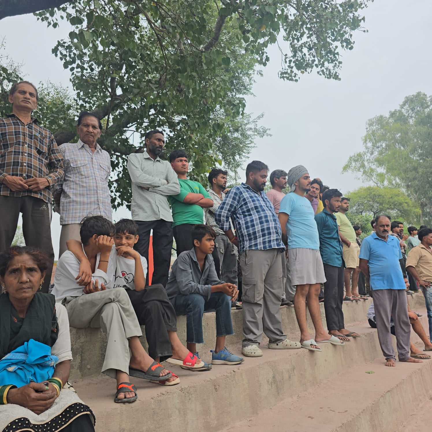 युवक की तलाश करती एसडीआरएफ की टीम। संवाद