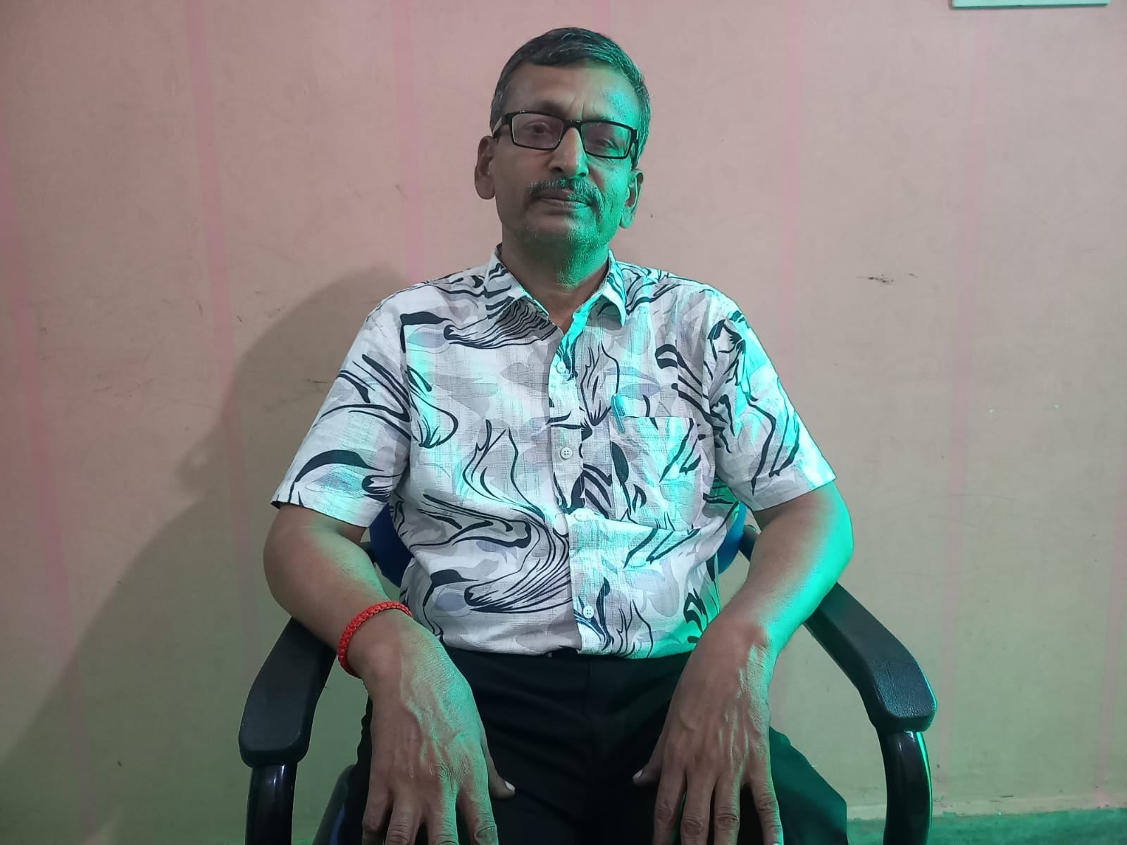 27jjrp17- अपना शोध पत्र सौंपते एडवोकेट श्यामफूल भारद्वाज। स्रोत : स्वयं 27jjrp17- अपना शोध पत्र सौंपते एडवोकेट श्यामफूल भारद्वाज। स्रोत : स्वयं