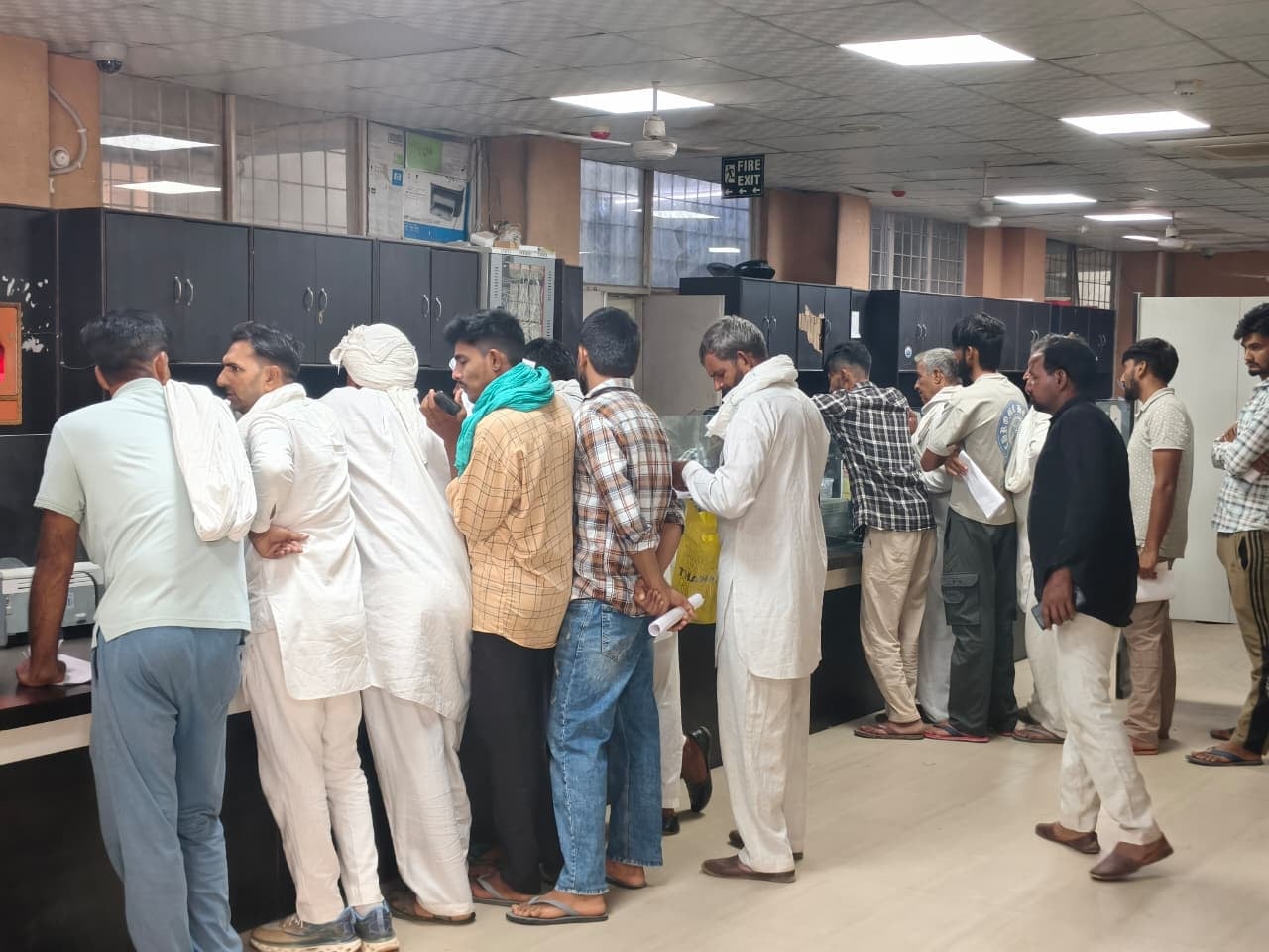 27उचाना01 : उचाना ई दिशा केंद्र में फसल पंजीकरण करते कर्मचारी व लगी किसानों की लाइन। संवाद 27उचाना01 : उचाना ई दिशा केंद्र में फसल पंजीकरण करते कर्मचारी व लगी किसानों की लाइन। संवाद