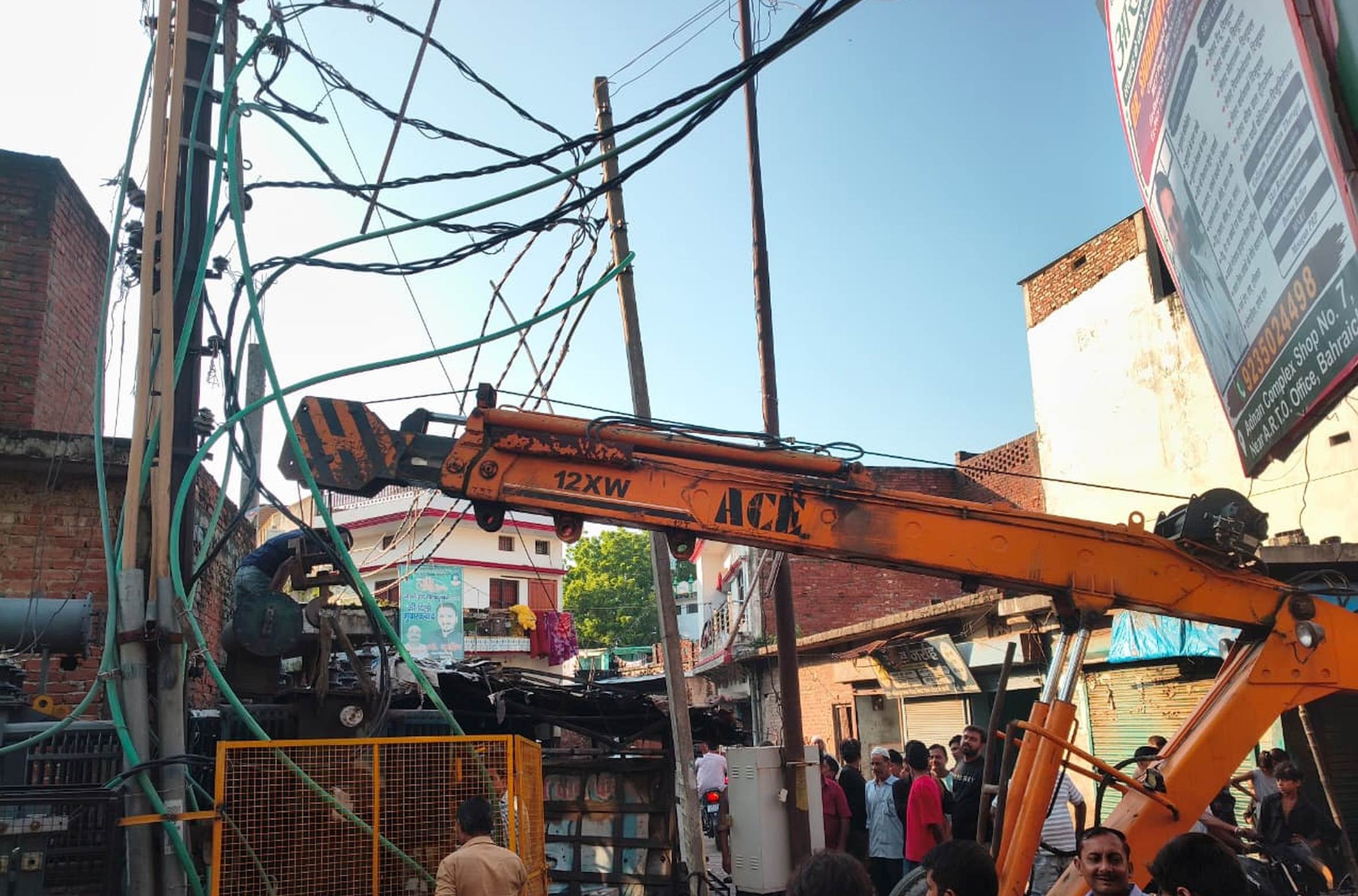 आंधी-बारिश से आई गड़बड़ी दूर करने में जुटे बिजलीकर्मी। आंधी-बारिश से आई गड़बड़ी दूर करने में जुटे बिजलीकर्मी।
