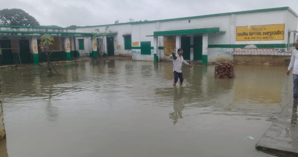 अलापुर के प्राथमिक विद्यालय नवीन में जलभराव। संवाद