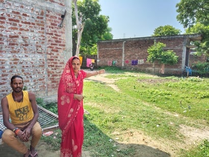 बहराइच में हालात की जानकारी देते ग्रामीण।