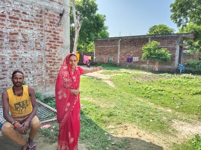 बहराइच में हालात की जानकारी देते ग्रामीण।