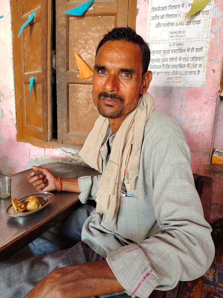 बहराइच में हालात की जानकारी देते ग्रामीण।