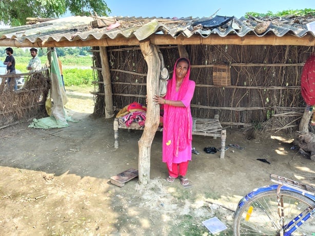 बहराइच में हालात की जानकारी देते ग्रामीण।