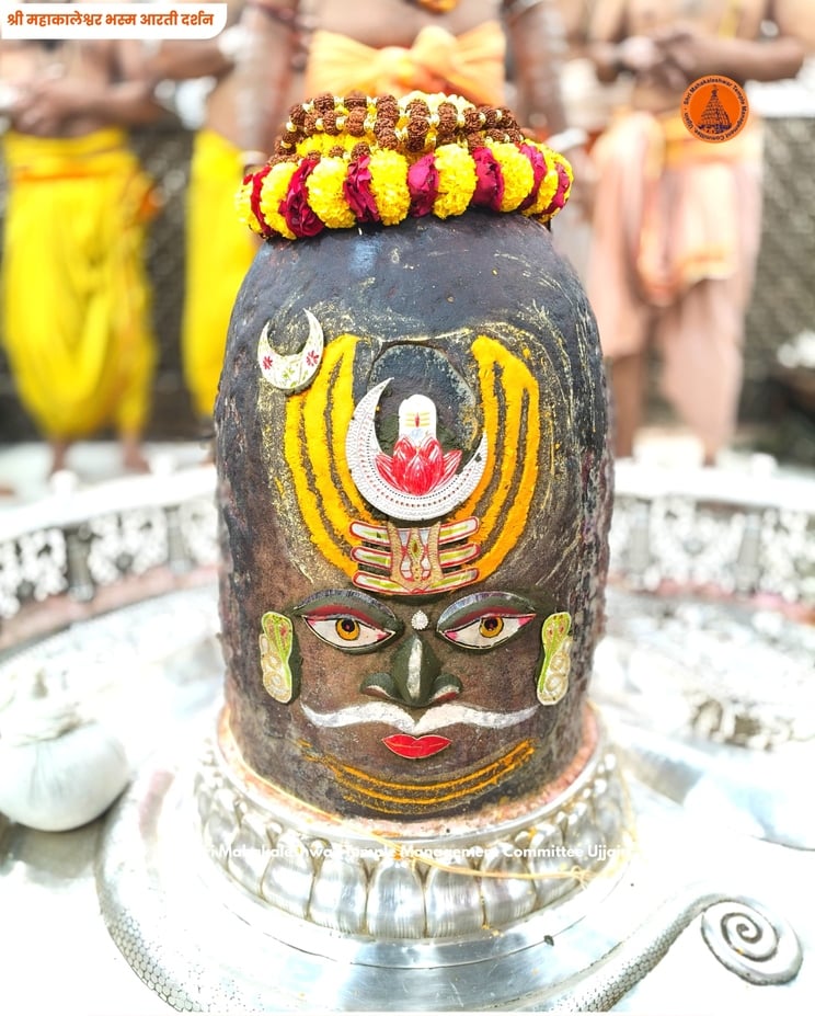 उज्जैन: भस्म आरती में वैष्णव तिलक से सजे बाबा महाकाल, चांदी का मुकुट-मुंड माला से किया विशेष श्रृंगार