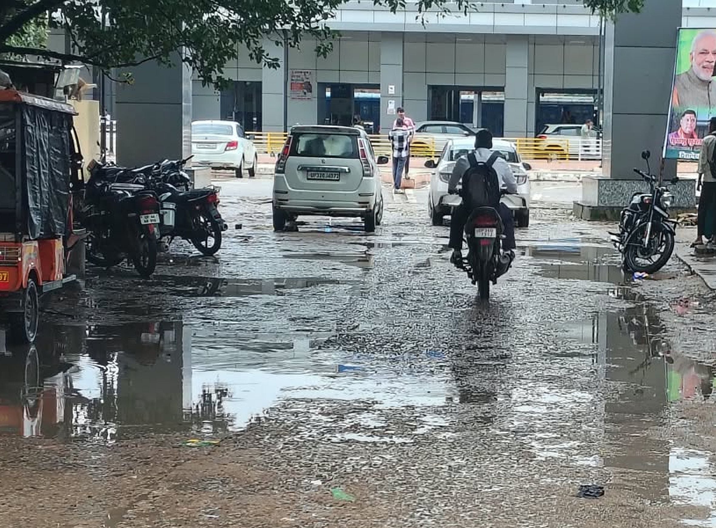 बिजली लाइन की मरम्मत करते ऊर्जा निगम के कर्मचारी। 