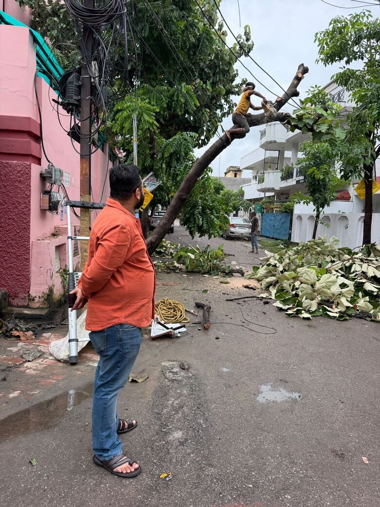 बारिश से खराब हुए बिजली के खंभे।