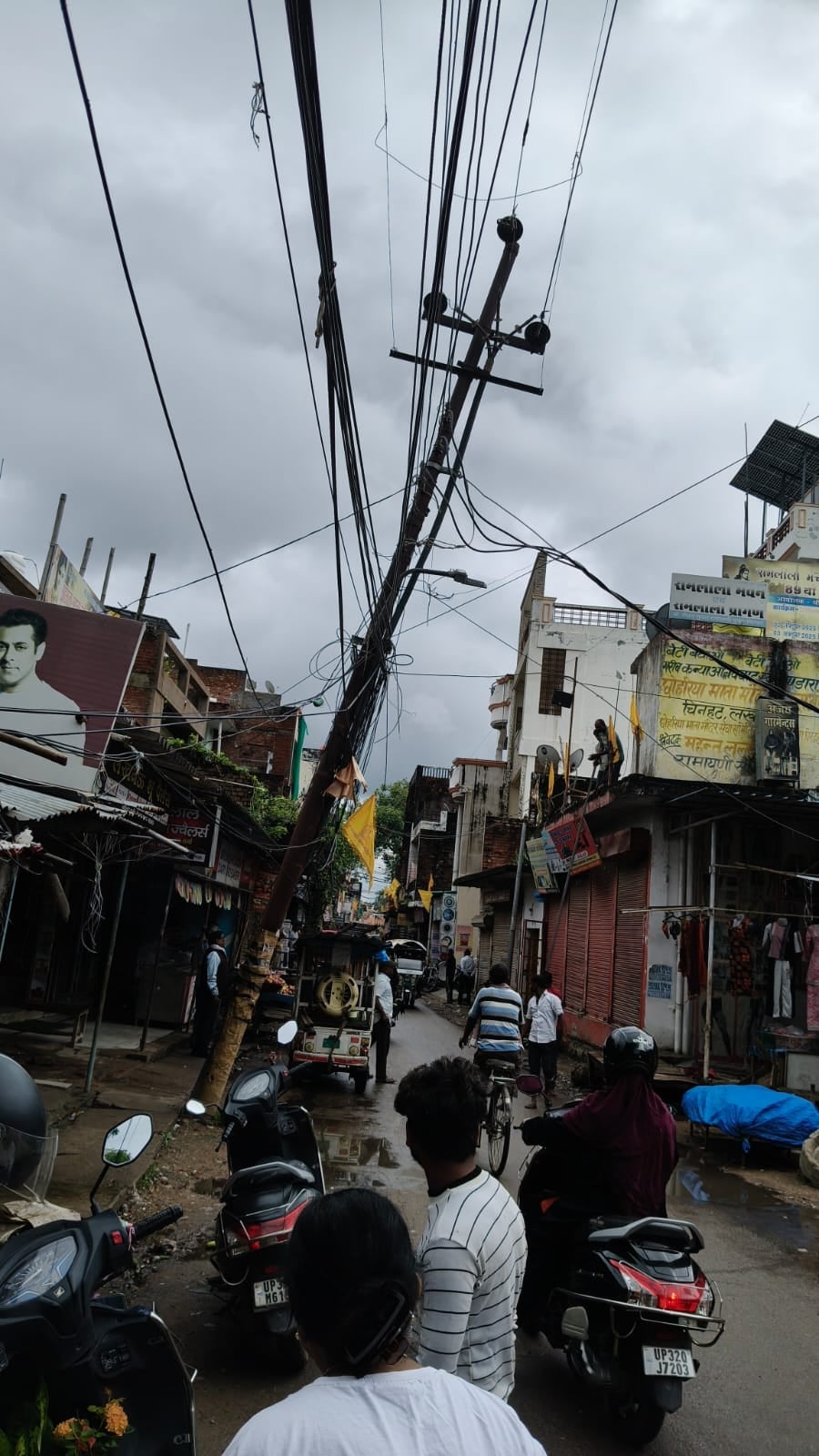 बारिश से खराब हुए बिजली के खंभे।