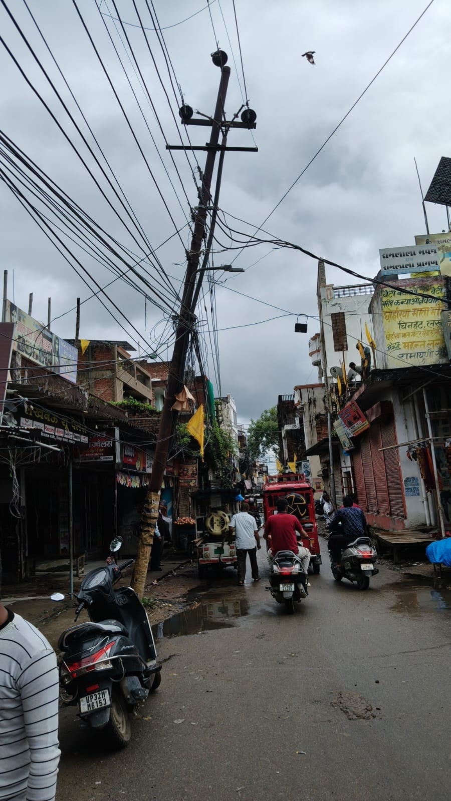 बारिश से खराब हुए बिजली के खंभे।