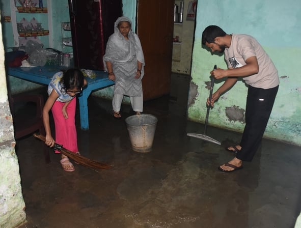 बारिश थमी पर जारी रहा मुसीबतों का सिलसिला बारिश थमी पर जारी रहा मुसीबतों का सिलसिला