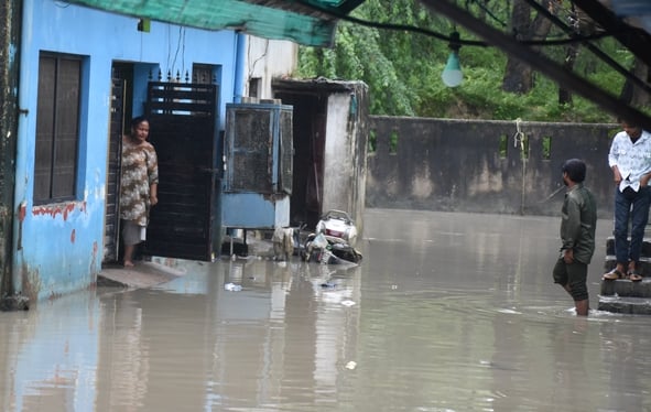 बारिश थमी पर जारी रहा मुसीबतों का सिलसिला बारिश थमी पर जारी रहा मुसीबतों का सिलसिला