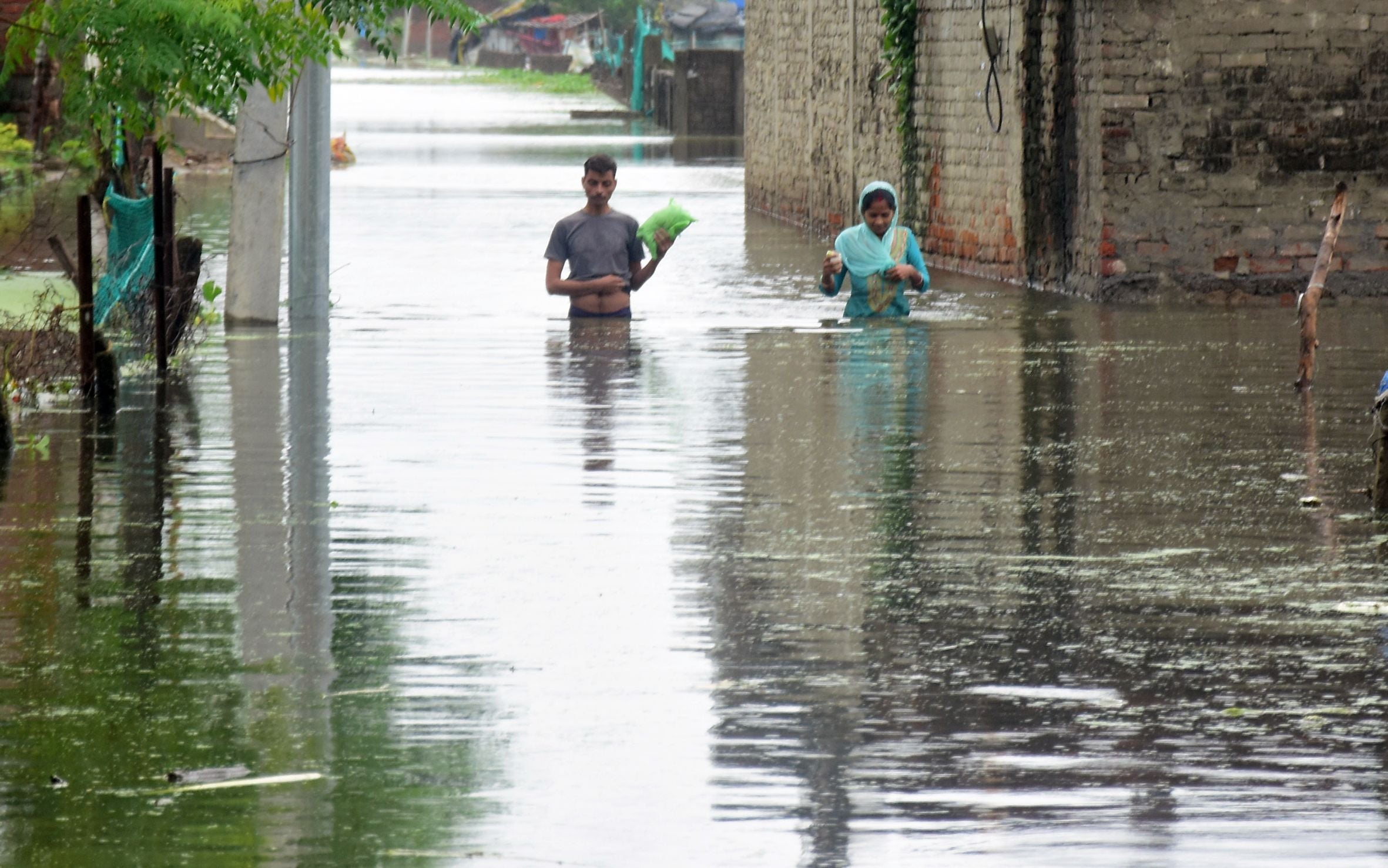 बारिश थमी पर जारी रहा मुसीबतों का सिलसिला बारिश थमी पर जारी रहा मुसीबतों का सिलसिला