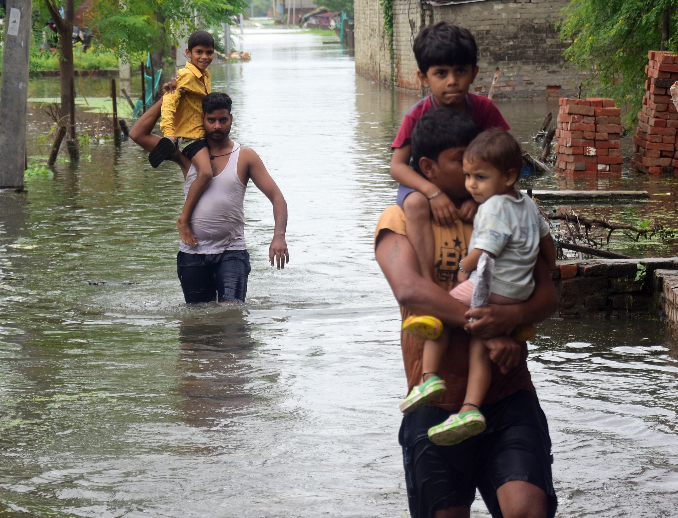 बारिश थमी पर जारी रहा मुसीबतों का सिलसिला बारिश थमी पर जारी रहा मुसीबतों का सिलसिला