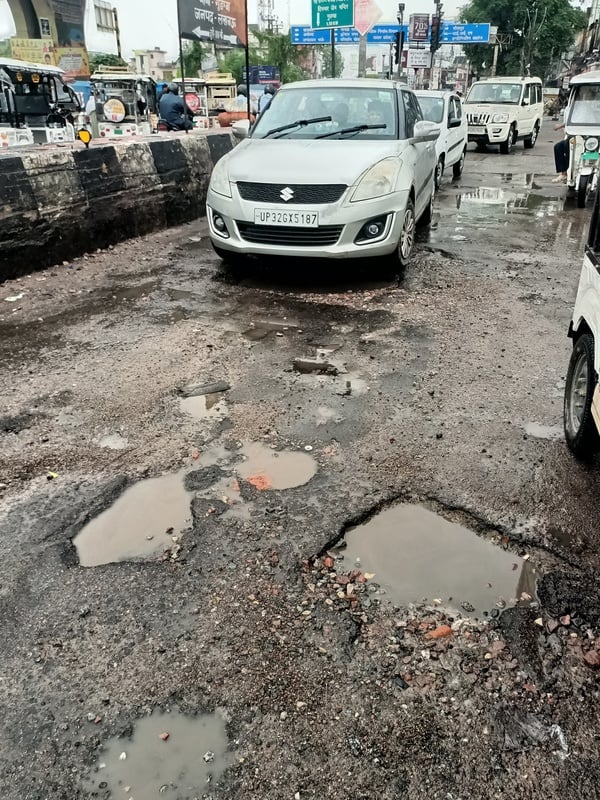 बारिश थमी पर जारी रहा मुसीबतों का सिलसिला बारिश थमी पर जारी रहा मुसीबतों का सिलसिला