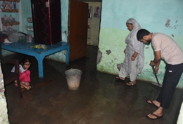 बारिश थमी पर जारी रहा मुसीबतों का सिलसिला बारिश थमी पर जारी रहा मुसीबतों का सिलसिला