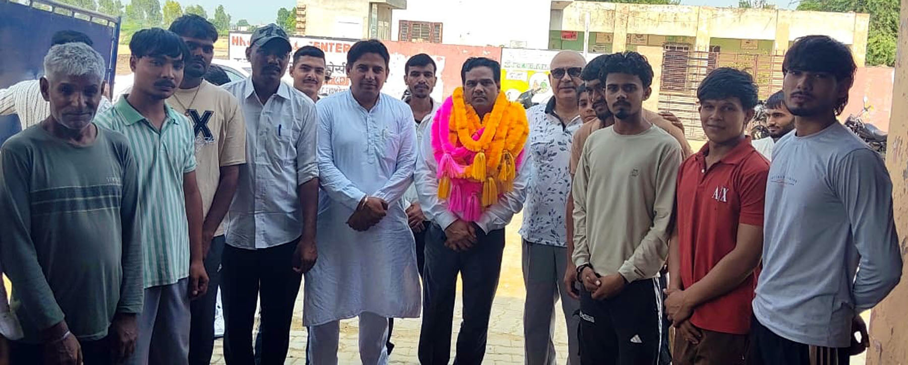 बढ़सीकरी कलां में हांसी के तहसीलदार डॉ. अनिल बिढ़ाण का स्वागत करते आयोजक। विज्ञप्ति बढ़सीकरी कलां में हांसी के तहसीलदार डॉ. अनिल बिढ़ाण का स्वागत करते आयोजक। विज्ञप्ति