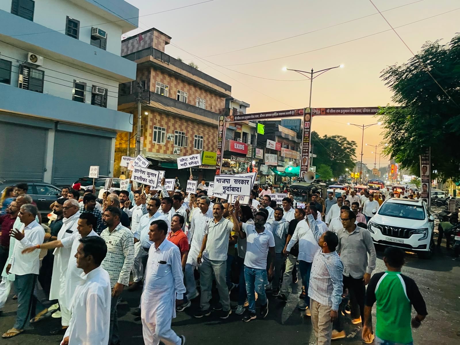 चुनाव आयुक्त का पुतला दहन करते कांग्रेसी। प्रवक्ता चुनाव आयुक्त का पुतला दहन करते कांग्रेसी। प्रवक्ता