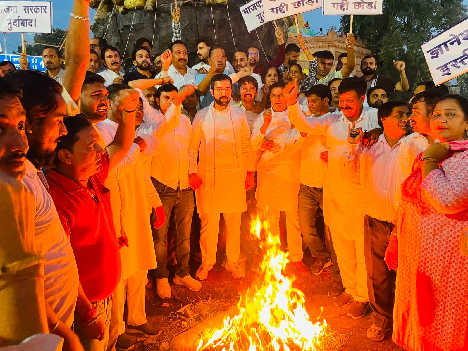 चुनाव आयुक्त का पुतला दहन करते कांग्रेसी। प्रवक्ता चुनाव आयुक्त का पुतला दहन करते कांग्रेसी। प्रवक्ता