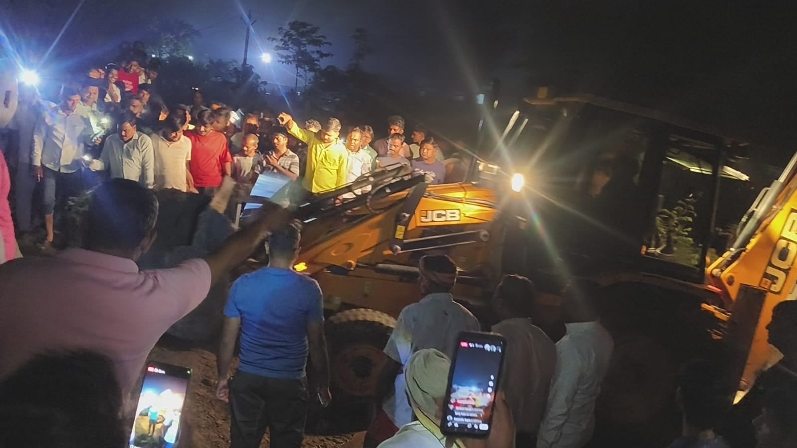 छितौनी पुलिस से 200 मीटर पूरब की ओर रिसाव के सूचना पर पहुंचे नगर के लोग।संवाद छितौनी पुलिस से 200 मीटर पूरब की ओर रिसाव के सूचना पर पहुंचे नगर के लोग।संवाद