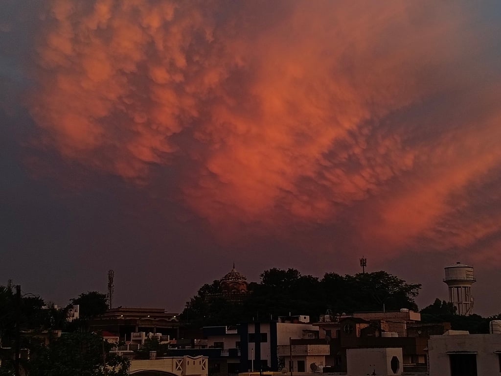 ढलते सूरज की सुनहरी आभा में नहाया ऊना, ऊना में दिन भर हुई बारिश के बाद शाम ने बिखेरी खूबसूरती क ढलते सूरज की सुनहरी आभा में नहाया ऊना, ऊना में दिन भर हुई बारिश के बाद शाम ने बिखेरी खूबसूरती क