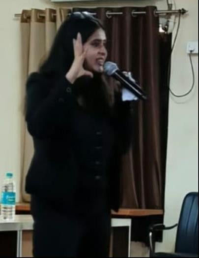 एलबीएस पीजी कॉलेज में विद्यार्थियों को जानकारी देतीं नीमिषा गोयल व मौजूद लोग। संवाद एलबीएस पीजी कॉलेज में विद्यार्थियों को जानकारी देतीं नीमिषा गोयल व मौजूद लोग। संवाद