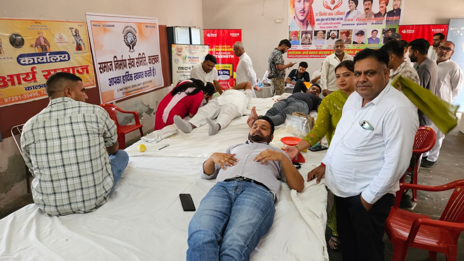 फोटो 1 नरवाना। रक्तदाता को बेज लगाते हुए राष्ट्रीय अध्यक्ष शिवेश कुमार। संवाद फोटो 1 नरवाना। रक्तदाता को बेज लगाते हुए राष्ट्रीय अध्यक्ष शिवेश कुमार। संवाद
