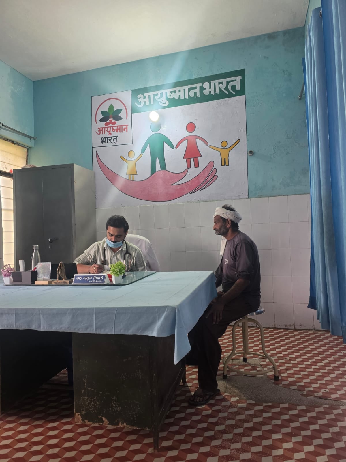 फोटो 21: आरोग्य मेले में मरीजों को देखते डॉ. धर्मपाल। संवाद