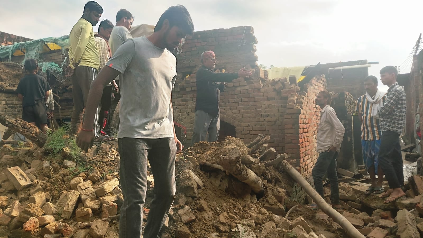 फोटो: 29 पिपरौली गड़िया में गिरा शिवकुमार का कच्चा मकान। स्रोत ग्रामीण फोटो: 29 पिपरौली गड़िया में गिरा शिवकुमार का कच्चा मकान। स्रोत ग्रामीण