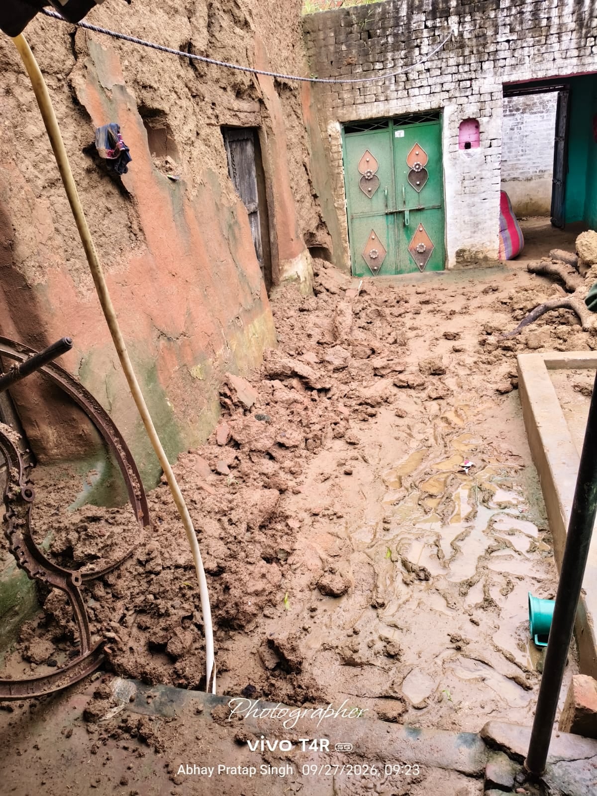 फोटो: 29 पिपरौली गड़िया में गिरा शिवकुमार का कच्चा मकान। स्रोत ग्रामीण फोटो: 29 पिपरौली गड़िया में गिरा शिवकुमार का कच्चा मकान। स्रोत ग्रामीण
