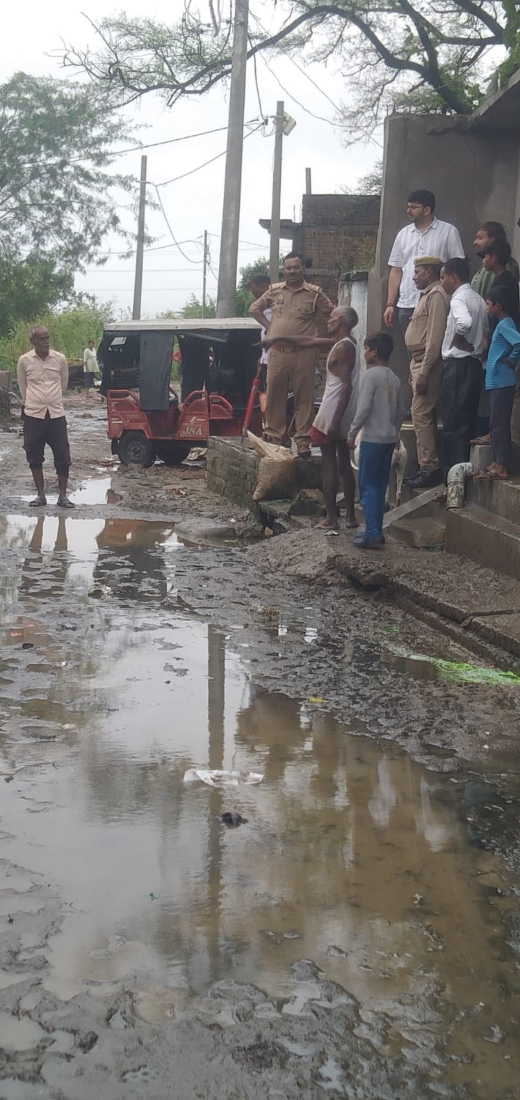 फोटो- 33 मुहम्मदाबाद में ब्रगभान क्षतिग्रस्त मकान दिखाते।संवाद फोटो- 33 मुहम्मदाबाद में ब्रगभान क्षतिग्रस्त मकान दिखाते।संवाद