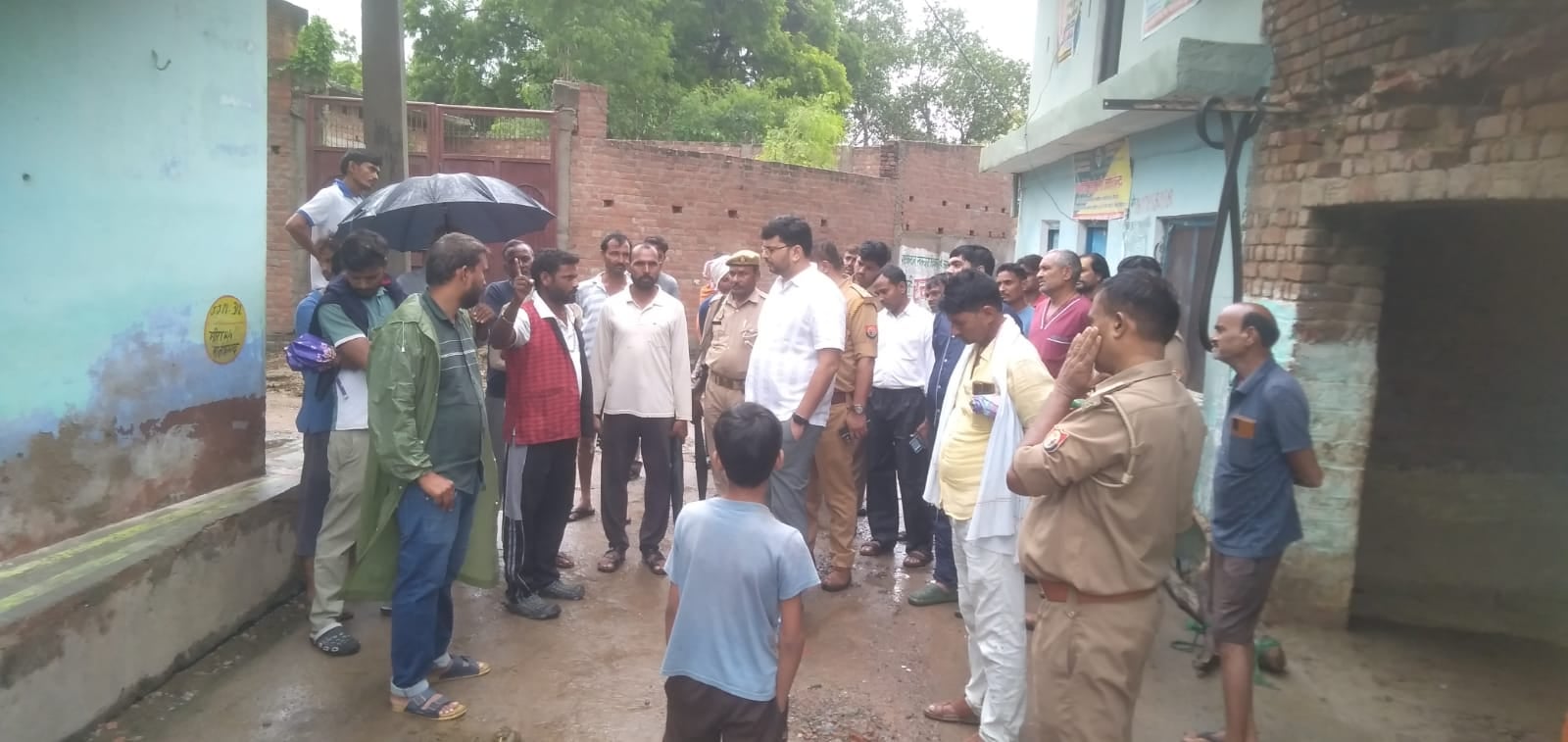 फोटो- 33 मुहम्मदाबाद में ब्रगभान क्षतिग्रस्त मकान दिखाते।संवाद फोटो- 33 मुहम्मदाबाद में ब्रगभान क्षतिग्रस्त मकान दिखाते।संवाद