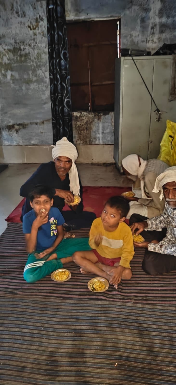 फोटो- 33 मुहम्मदाबाद में ब्रगभान क्षतिग्रस्त मकान दिखाते।संवाद फोटो- 33 मुहम्मदाबाद में ब्रगभान क्षतिग्रस्त मकान दिखाते।संवाद