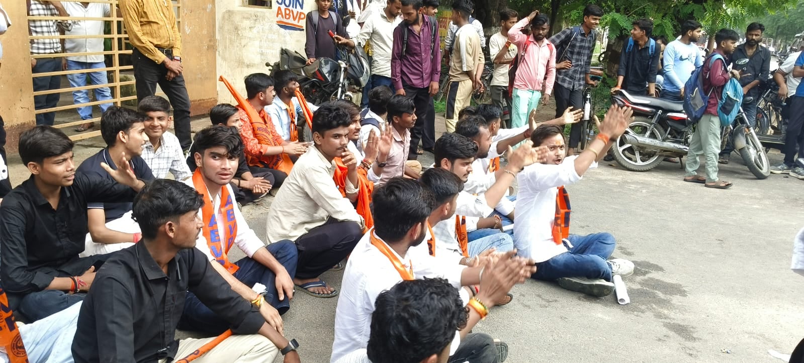 फोटो-38- एबीवीपी के जिला संयोजक से बातचीत करते सिटी मजिस्ट्रेट व सीओ सिटी। संवाद